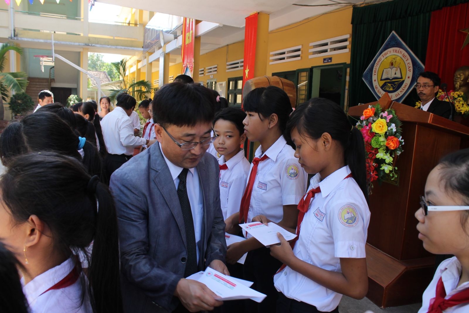 Trao học bổng cho 4 tỉnh miền trung